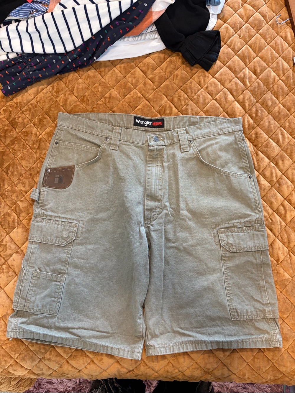 Wrangler Men’s Light Khaki Baggy Cargo Shorts